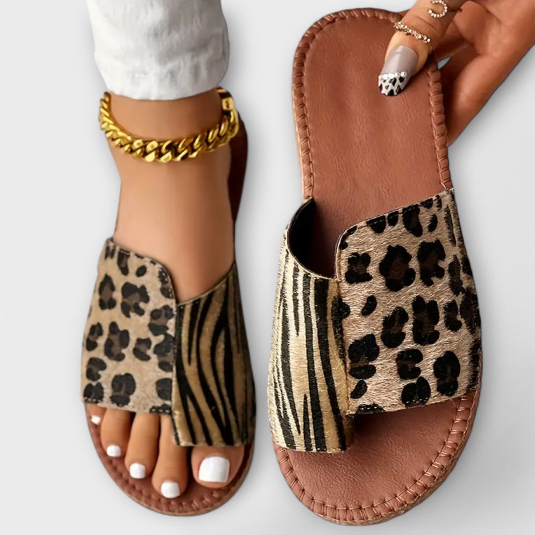 Stylish Bicolour Slippers with Leopard Print