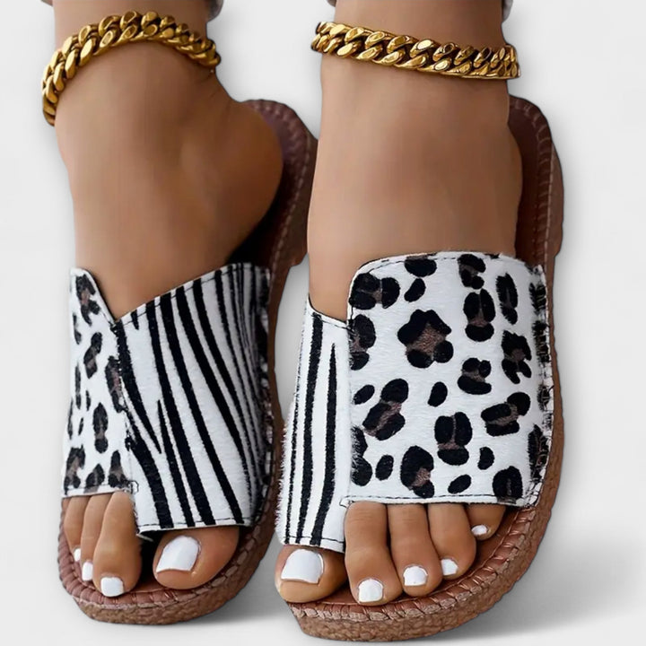 Stylish Bicolour Slippers with Leopard Print